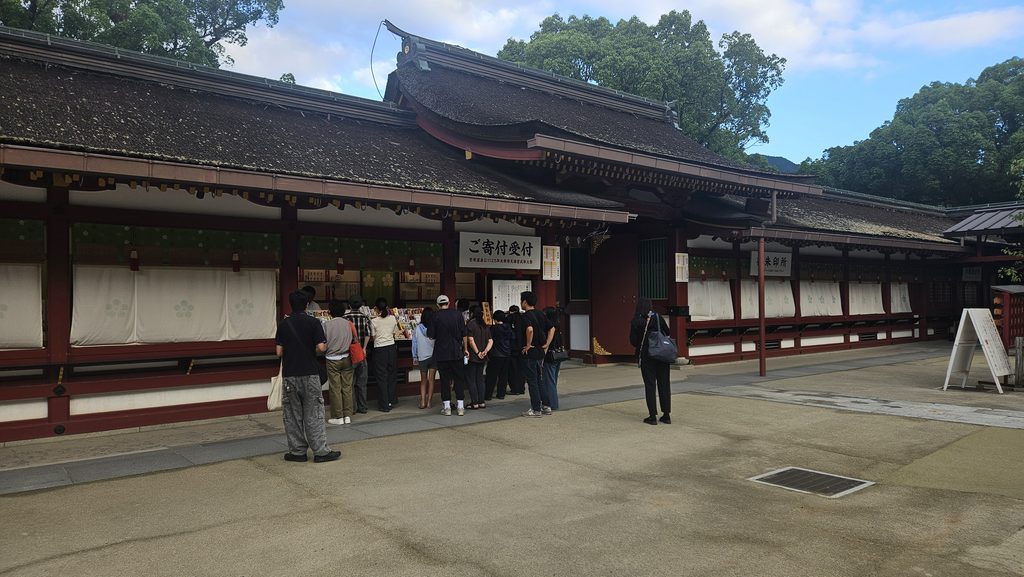 2026年9月21日の太宰府天満宮本殿のお守り売り場。多くの人がお守りを買っている。
