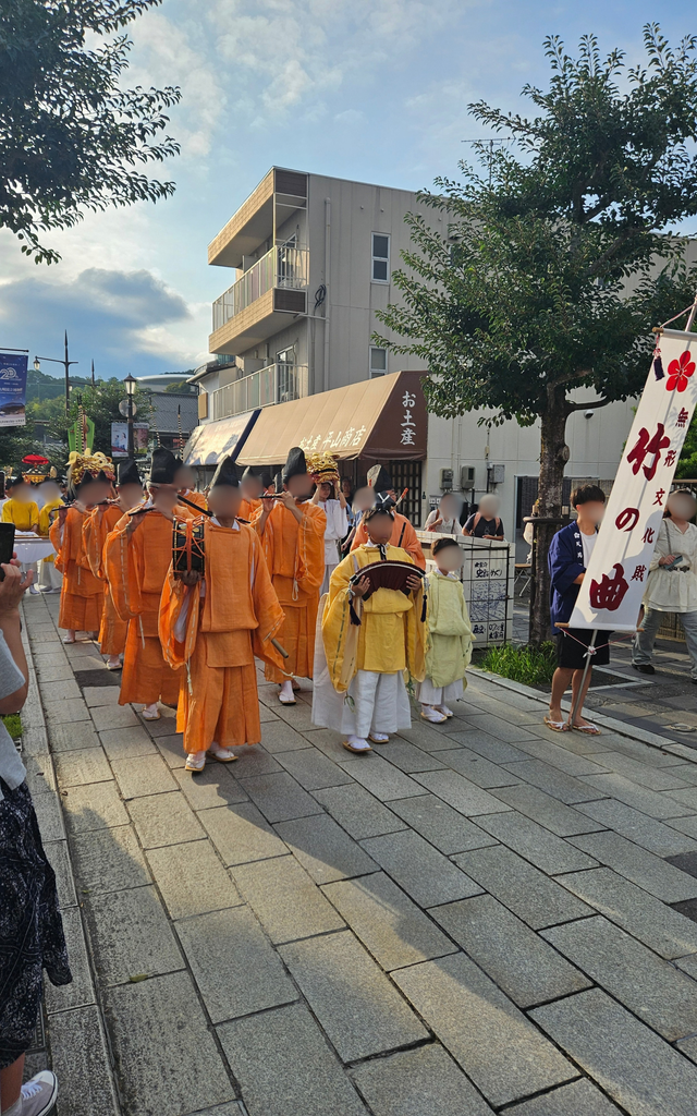 2025年の大宰府秋の祭り、神幸式大祭のお上がりの儀の様子。
平安装束をまとった人々が天満宮前の参道を練り歩く様子。