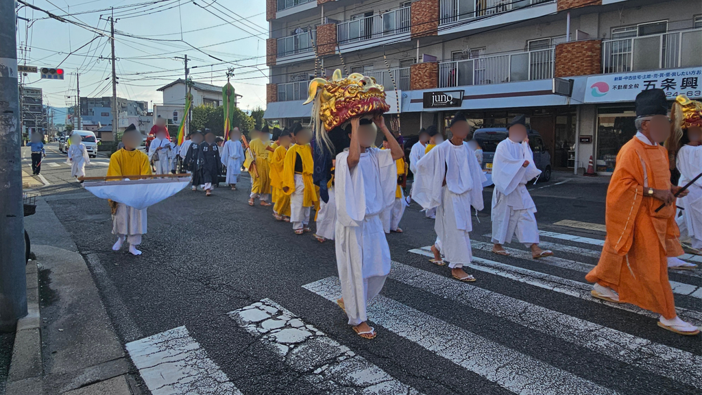 2025年の大宰府秋の祭り、神幸式大祭のお上がりの儀の様子。
平安装束をまとった人々が町を練り歩く様子。
