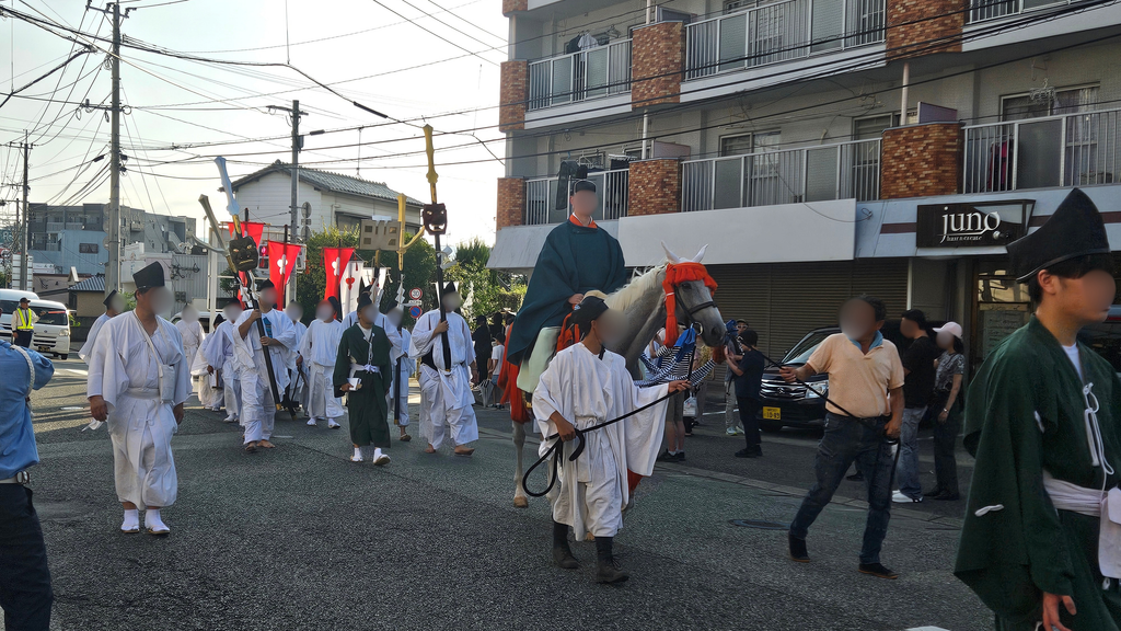2025年の大宰府秋の祭り、神幸式大祭のお上がりの儀の様子。
平安装束をまとった人々が町を練り歩く様子。馬に乗っている人もいる。