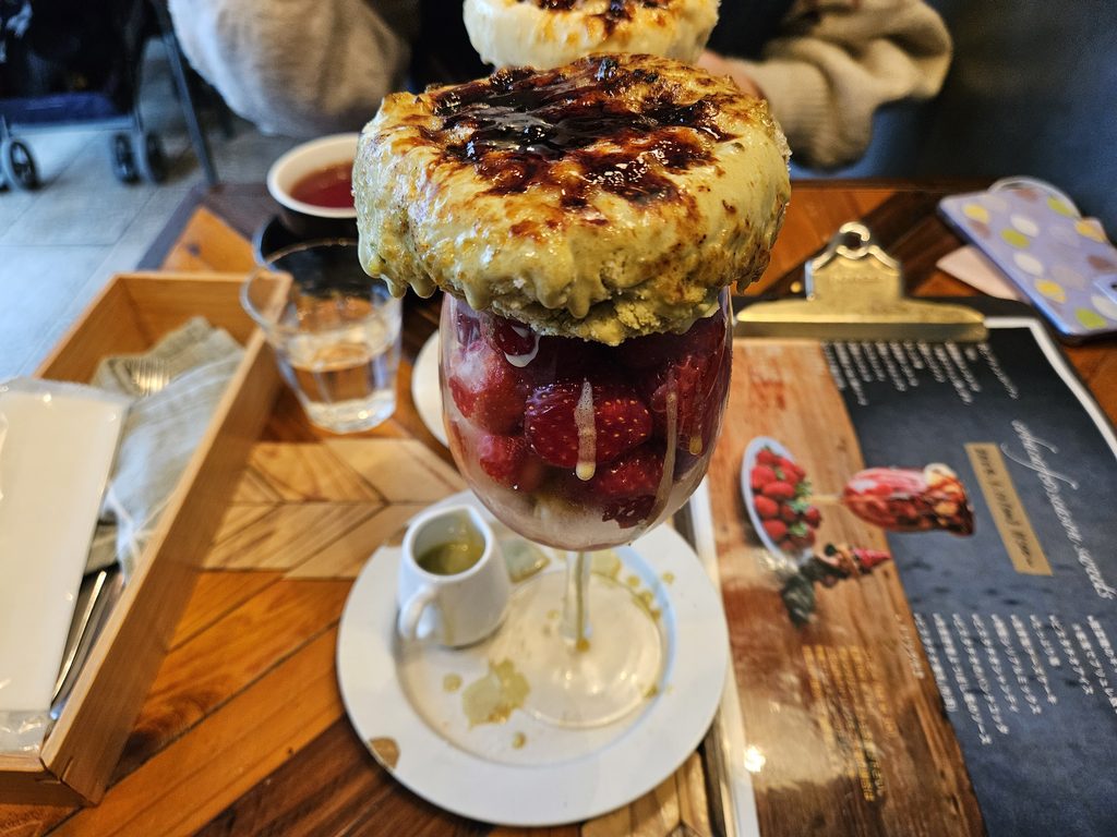 2024年3月に太宰府参道近くのコバカフェで食べた苺のパフェ