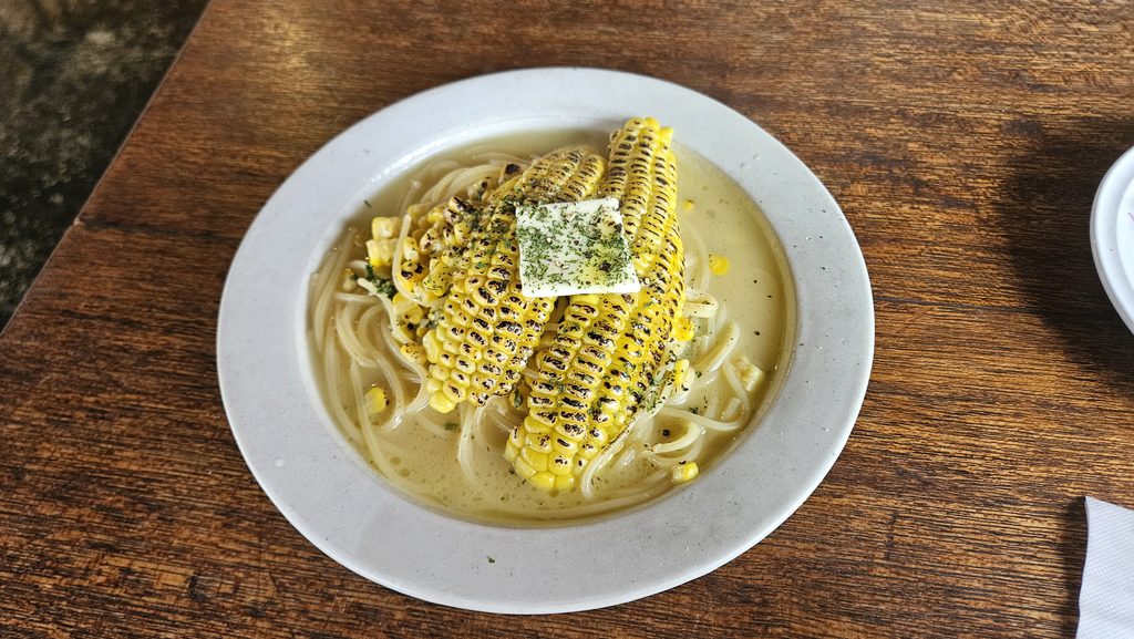 2026年10月4日の太宰府市五条駅の近くにあるエンコーヒーのトウモロコシのパスタランチ。焼きトウモロコシと溶けたバターの相性がとてもいい